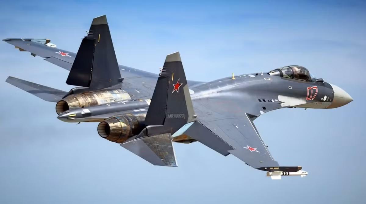 Đến năm 2017, một thỏa thuận mua 11 chiếc Su-35, trị giá khoảng 1,14 tỷ đô la đã được công bố, với khoản thanh toán được bù đắp một phần bằng các mặt hàng của Indonesia như dầu cọ và cà phê. Tuy nhiên, thỏa thuận này đã gặp phải những trở ngại đáng kể, chủ yếu là do mối đe dọa về lệnh trừng phạt của Mỹ theo Đạo luật Chống lại Kẻ thù của Mỹ thông qua Biện pháp trừng phạt (CAATSA). Một báo cáo năm 2020 của Tạp chí Bloomberg lưu ý rằng, Chính quyền Trump đã gây sức ép buộc Indonesia từ bỏ thỏa thuận này, với lý do có thể bị trừng phạt, khiến Indonesia chính thức hủy bỏ giao dịch mua sắm quốc phòng này vào năm 2021. Ảnh: @Air Force Technology.