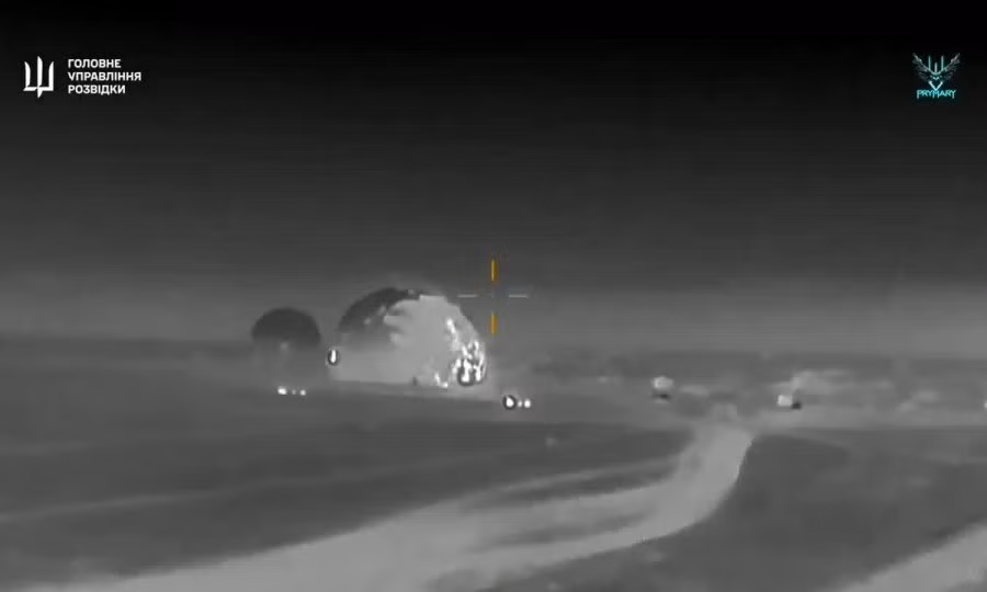 Cảnh quay cho thấy một UAV lao thẳng vào radar cảnh báo sớm 1L119 Nebo-SVU, gây cháy lớn. Nhiều UAV khác đồng loạt đánh vào các mái vòm bảo vệ radar, sử dụng chiến thuật tấn công nhiều lớp để xuyên qua lớp che chắn và phá hủy thiết bị bên trong. Đây là tổn thất lớn cho mạng lưới cảnh giới của Nga.