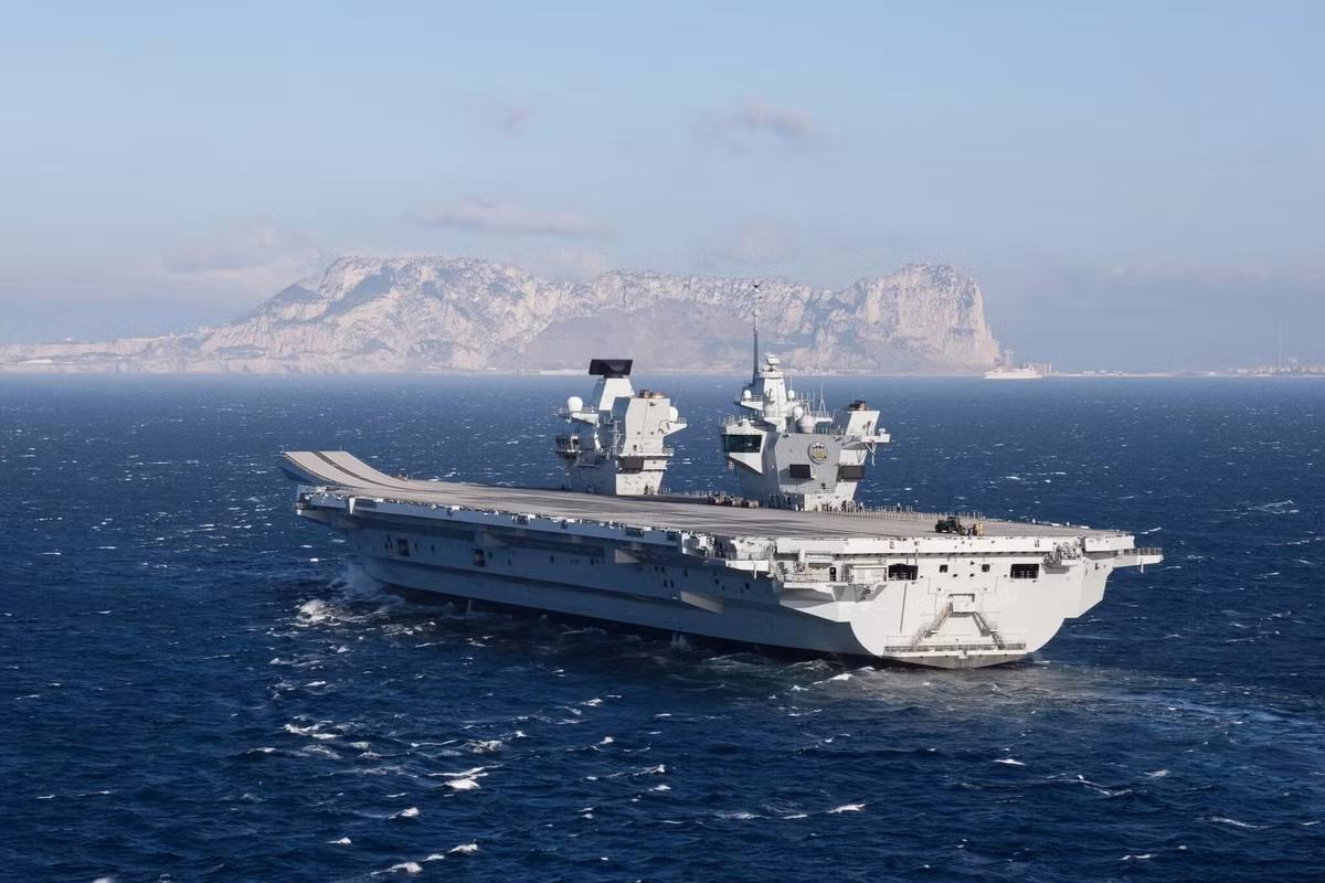 Theo Hải quân Hoàng gia, HMS Prince of Wales hiện trên đường trở về Anh sau loạt hoạt động dày đặc tại Thái Bình Dương. Chuyến hải trình này không chỉ thể hiện năng lực triển khai viễn chinh đáng gờm của London, mà còn củng cố mối quan hệ an ninh với Tokyo và gửi đi thông điệp mạnh mẽ tới cả Nga lẫn Trung Quốc.
