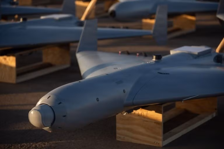 Xu hướng hiện nay cho thấy, UAV giá rẻ, số lượng lớn đang trở thành vũ khí chủ lực thay thế cho máy bay chiến đấu đắt tiền và tên lửa hành trình. UAV cảm tử có thể trinh sát, phá hủy radar, tấn công căn cứ và tiêu hao phòng không đối phương, khiến việc triển khai lực lượng truyền thống trở nên khó khăn.