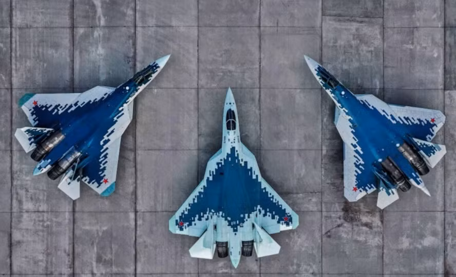 Khả năng siêu cơ động của máy bay Su-57E được hỗ trợ bởi động cơ đẩy vectơ, và khả năng mang theo nhiều loại đạn dược khiến nó trở nên linh hoạt cho các nhiệm vụ không đối không và không đối đất. Đối với Algeria, việc mua Su-57E sẽ báo hiệu một bước nhảy vọt về mặt công nghệ quân sự, định vị lực lượng không quân của mình là lực lượng dẫn đầu khu vực, và là đối trọng với các nước láng giềng như Morocco, nơi đang sử dụng máy bay F-16 do phương Tây cung cấp. Ảnh: @Air Data News.