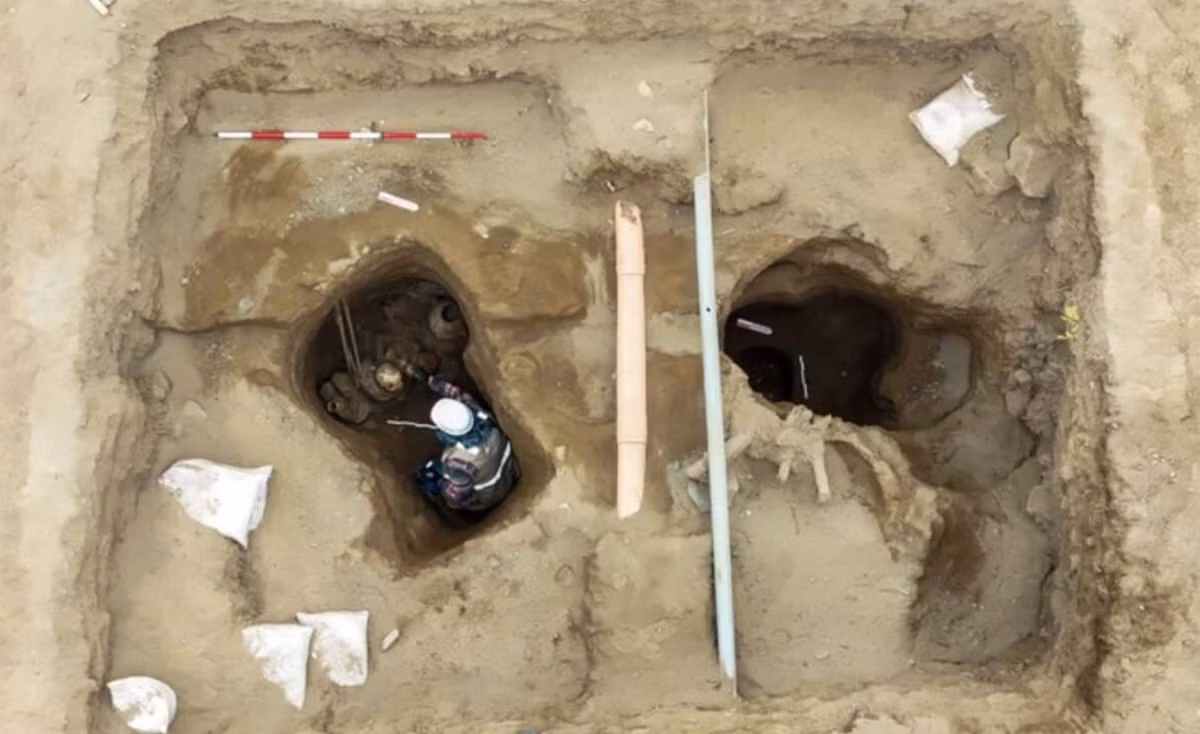 Bên trong là một xác ướp được bảo quản cực kỳ tốt, ở tư thế ngồi với hai đầu gối co sát vào thân. Ảnh: @ GB News.