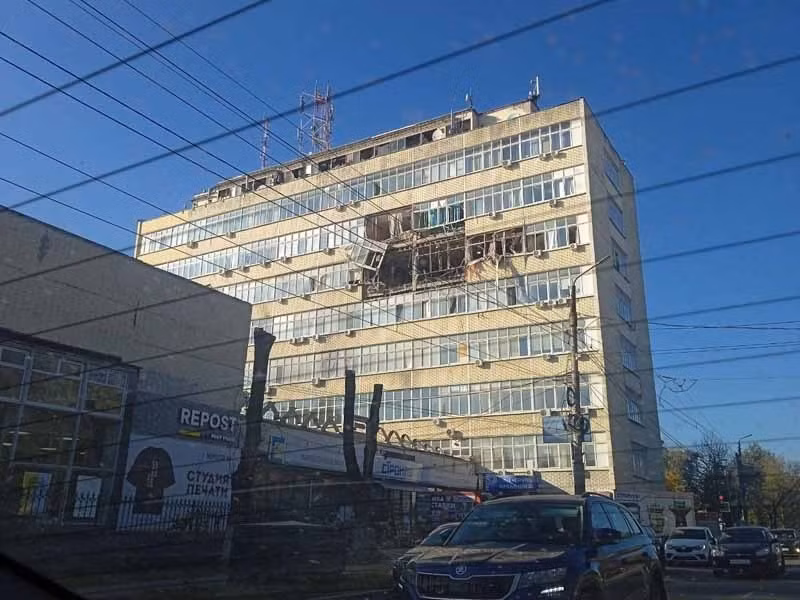 Theo Bộ Tổng tham mưu Ukraine, nhà máy Elektrodetal không chỉ sản xuất đầu nối điện tử dân dụng mà còn cung cấp linh kiện cho các chương trình tên lửa, radar, thiết bị hàng không và hệ thống vũ khí chiến lược. Đây được coi là “trái tim” kết nối cho nhiều dự án quân sự tối mật.