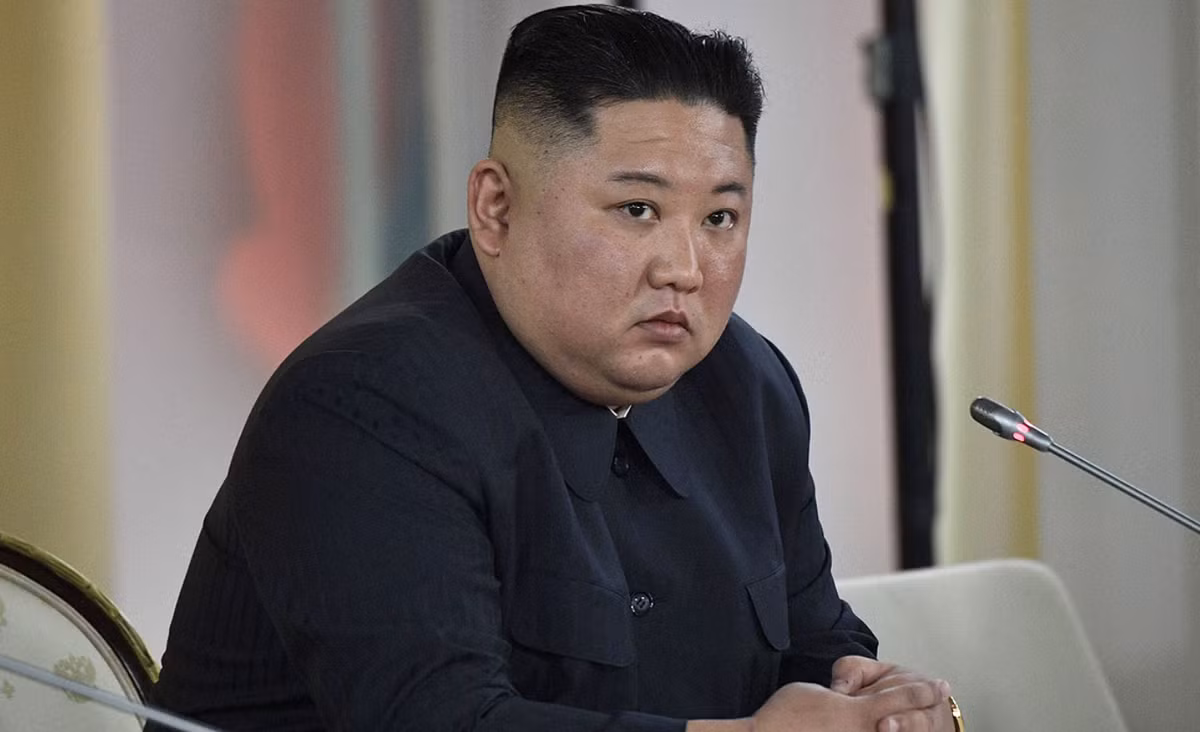 Đồng thời, ông Kim Jong-un còn nói thêm rằng, việc khôi phục ngay lập tức tàu khu trục hạm này không chỉ là vấn đề thực tế, mà còn là vấn đề chính trị liên quan trực tiếp đến thẩm quyền của nhà nước. Ông kêu gọi các quan chức của Cục Công nghiệp Vũ khí của Đảng, Viện Cơ khí thuộc Viện Hàn lâm Khoa học Nhà nước, Đại học Công nghệ Kim Chaek, Viện Thiết kế Tàu thủy Trung ương, Nhà máy đóng tàu Chongjin và các ban ngành khác phải chịu trách nhiệm về vụ việc này. Ảnh: @KCNA.