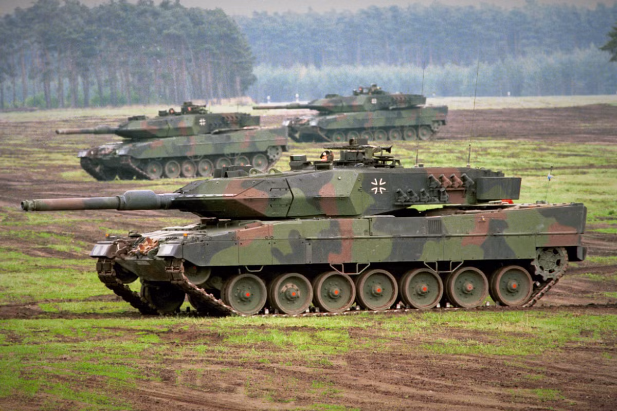 Ở góc nhìn lịch sử, vụ bắn hạ F-16 gợi lại những trường hợp trong quá khứ, khi Nga thích nghi dần trong việc đối đầu với công nghệ phương Tây. Leopard 2, Challenger 2, Abrams và Storm Shadow đều có những thách thức ban đầu, nhưng việc Nga phát triển các chiến thuật và hệ thống mới—chẳng hạn như sử dụng rộng rãi máy bay không người lái Lancet và hệ thống tên lửa nâng cấp—cho thấy khả năng tiến hóa thích nghi đối đầu quân sự nhanh chóng của Nga. Ảnh: @Wikipedia.