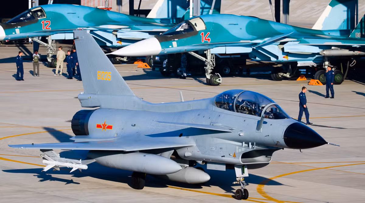 J-10 do Tập đoàn Hàng không Vũ trụ Thành Đô của Trung Quốc phát triển, là máy bay chiến đấu đa năng một động cơ được thiết kế để cạnh tranh với máy bay phương Tây như F-16 và Eurofighter Typhoon. Không giống như Rafale hay Su-35, J-10 trước đây không phải là ứng cử viên nổi bật trong kế hoạch của Indonesia, khiến cho khả năng mua sắm này trở thành một diễn biến đáng ngạc nhiên cần được xem xét kỹ lưỡng. Ảnh: @Zona Militar.