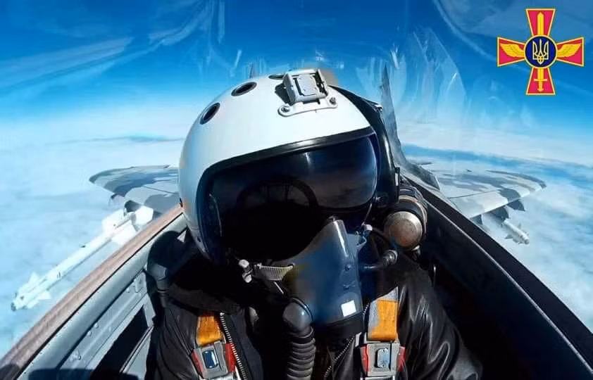 Việc triển khai MiG-35 gần Moscow có thể phục vụ cho mục đích kép: chống lại các mối đe dọa trước mắt và thử nghiệm MiG-35 trong mọi điều kiện hoạt động chiến đấu. Điều này phù hợp với những nỗ lực rộng lớn hơn của Nga, nhằm hiện đại hóa lực lượng không quân trong bối cảnh tổn thất ở Ukraine, nơi họ phụ thuộc rất nhiều vào máy bay phản lực Su-30 và Su-35 cho các hoạt động tiền tuyến. Ảnh: @The Aviationist.