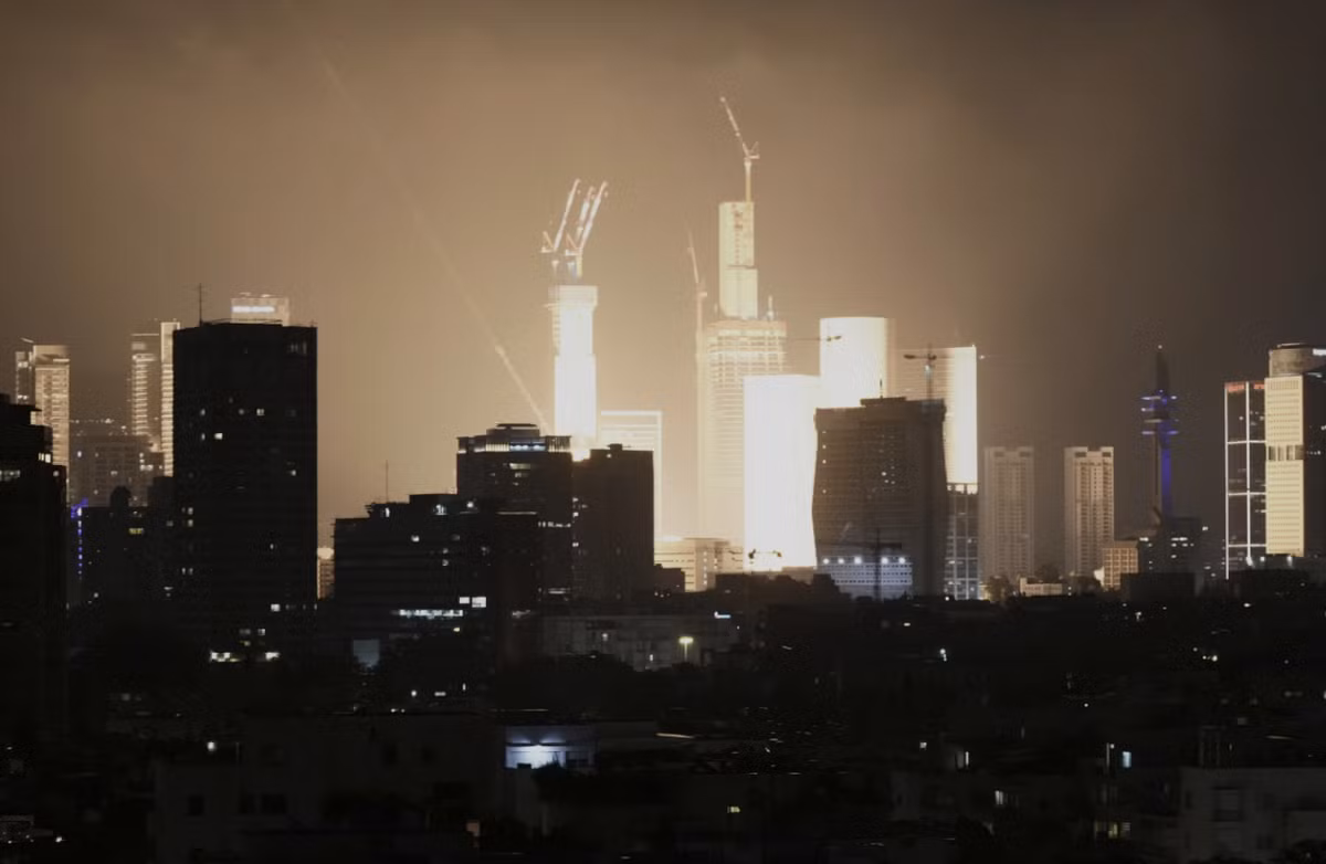 Theo truyền thông Israel, Iran đã tiến hành các cuộc không kích trả đũa vào Israel thông qua khoảng 100 tên lửa đạn đạo, với những tiếng nổ được nghe thấy ở Jerusalem và Tel Aviv, hai thành phố lớn nhất của nước này. Tiếng còi báo động không kích vang lên khắp Israel, khi chính quyền kêu gọi người dân tìm nơi trú ẩn. Ảnh: @Leo Correa.