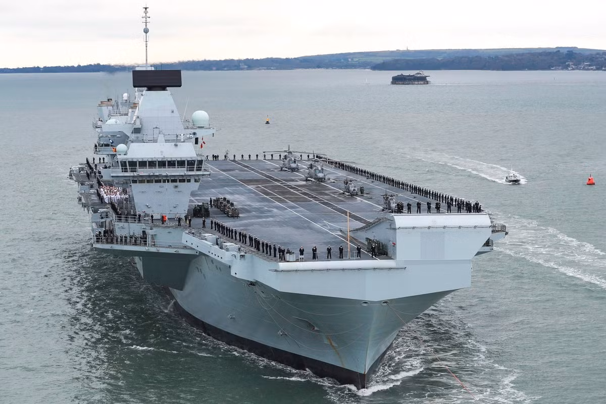 Chiếc HMS Prince of Wales - niềm tự hào của Hải quân Hoàng gia Anh - mang theo các tiêm kích tàng hình F-35B tối tân, phối hợp cùng lực lượng Nhật trên Biển Nhật Bản. Đây là vùng biển nhạy cảm, nằm sát Viễn Đông Nga và gần Bán đảo Triều Tiên, nơi thường xuyên dày đặc hoạt động quân sự và đối đầu chiến lược.