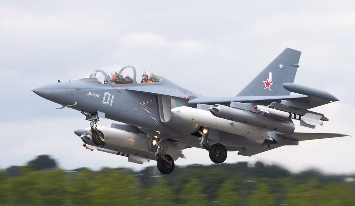 Belarus cũng vận hành một số máy bay huấn luyện tiên tiến Yak-130, có thể hoạt động như máy bay tấn công hạng nhẹ, nhưng chúng không phù hợp cho các nhiệm vụ chiếm ưu thế trên không cường độ cao. Kho vũ khí của Không quân Belarus được bổ sung bởi các hệ thống phòng không S-300 và S-400 do Nga cung cấp, cung cấp khả năng bảo vệ mặt đất mạnh mẽ, nhưng không thể bù đắp cho việc thiếu các dòng máy bay chiến đấu hiện đại. Ảnh: @Defence Blog.