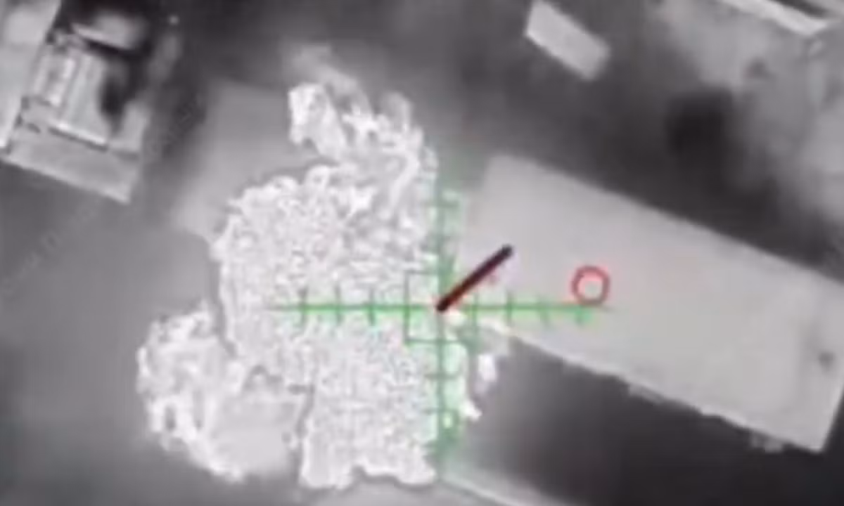 Việc sử dụng UAV ném bom giúp người vận hành Ukraine có khả năng tấn công nhiều hơn một mục tiêu trên mỗi UAV, với đầu đạn mang theo có thể nặng hơn, nhiều hơn so với máy bay không người lái FPV có thể mang theo. Ảnh: @Bộ Quốc phòng Ukraine.