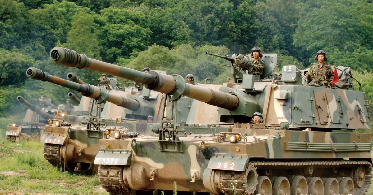 K9 Thunder được trang bị động cơ diesel 8 xi-lanh MTU MT 881 Ka-500 làm mát bằng nước, kết hợp với hộp số Allison ATDX1100-5A3. Động cơ sản sinh công suất 1.000 mã lực với tỷ số công suất trên trọng lượng là 21,6 mã lực/tấn. Động cơ phụ trợ trên biến thể K9A1 cải tiến có thể cung cấp thêm công suất lên đến 8kW (10,7 mã lực). Ảnh: @Zona Militar.