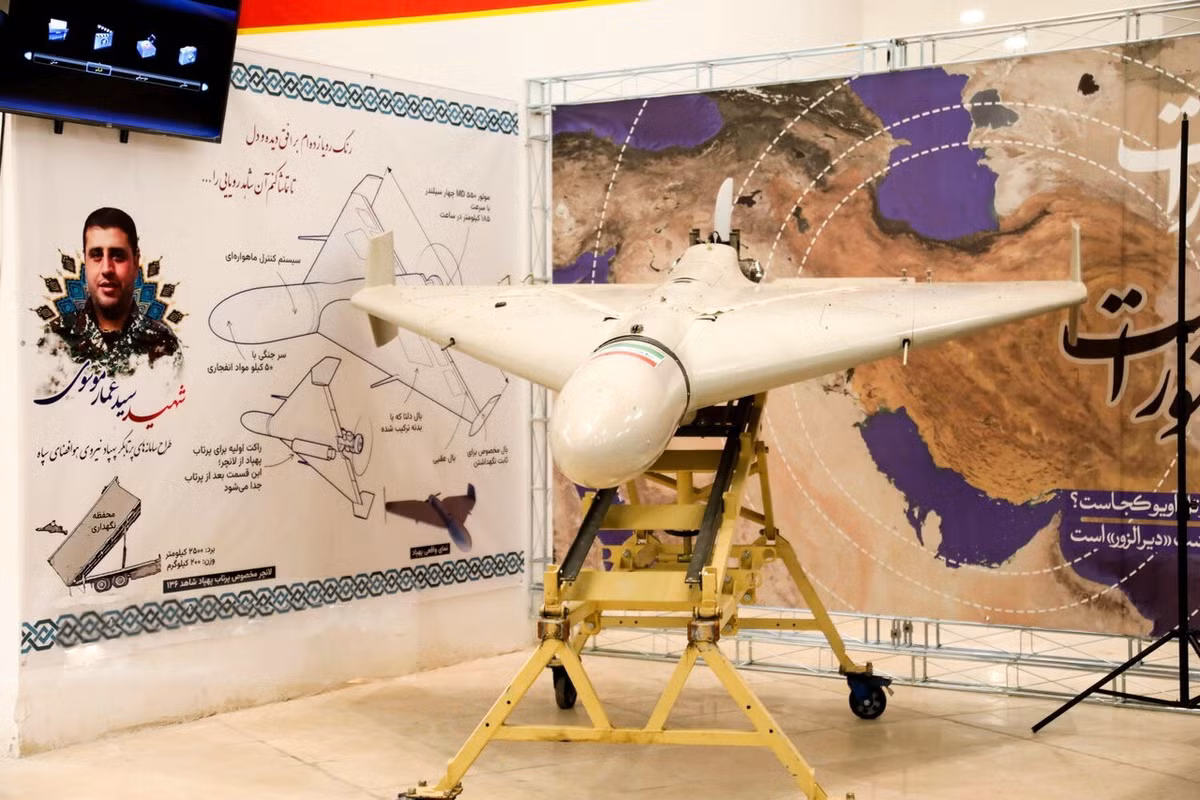 Shahed-136 là UAV cảm tử do Iran thiết kế, được Nga sử dụng từ tháng 9/2022. Loại UAV này đã liên tục được nâng cấp, bao gồm cải thiện động cơ, trang bị đầu đạn đa dạng và áp dụng chiến thuật mới để vượt qua hệ thống phòng không Ukraine. Hiện Nga sản xuất khoảng 2.000 chiếc mỗi tháng và dự kiến tăng lên gần 6.000 chiếc, cho thấy quy mô sử dụng sẽ còn mở rộng.