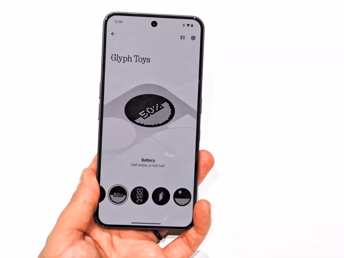Màn hình LTPO AMOLED 6.67 inch với độ sáng 4.500 nit, hỗ trợ tốc độ làm mới từ 1–120Hz, cảm ứng 1.000Hz, cho trải nghiệm hiển thị rõ nét kể cả dưới nắng.