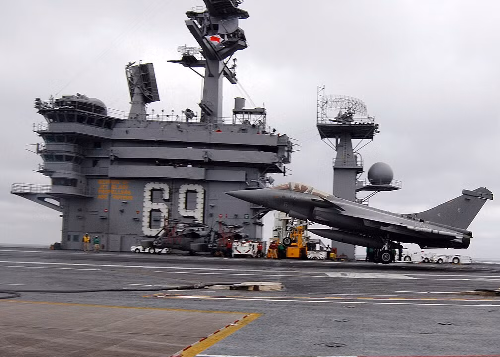 Rafale là tiêm kích đa năng cánh tam giác, trang bị hai động cơ, sử dụng vật liệu composite để giảm trọng lượng và tiết diện phản xạ radar. Động cơ Snecma M88-2 cho phép đạt tốc độ tối đa 2.200 km/h, hành trình siêu thanh 1.700 km/h mà không cần đốt sau, với bán kính chiến đấu vượt 1.000 km.