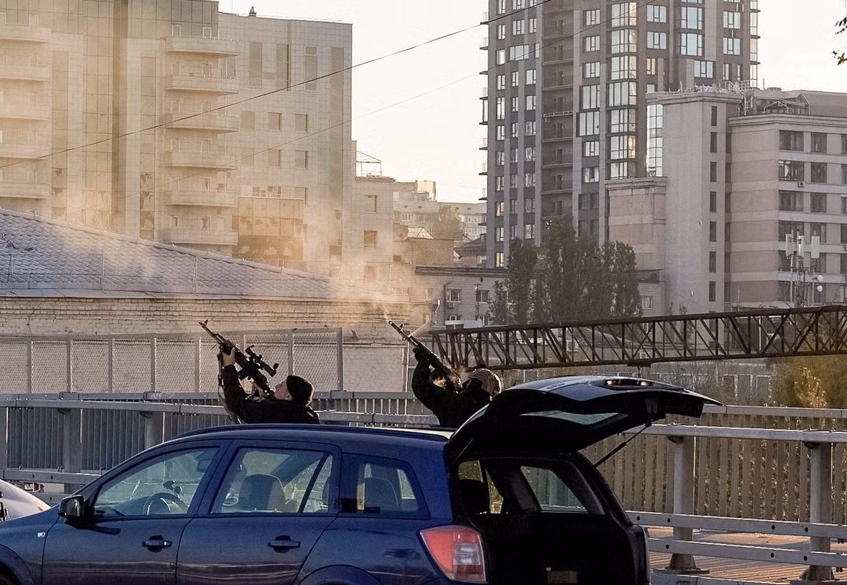 Giới phân tích cho rằng tuyên bố của Moscow không chỉ đơn thuần là báo cáo chiến sự, mà còn là thông điệp chính trị gửi tới Kiev và NATO. Nga muốn phô diễn năng lực chống UAV đã vượt trội, đủ sức vô hiệu hóa một trong những vũ khí chủ chốt mà Ukraine kỳ vọng, đồng thời tạo áp lực tâm lý khiến binh sĩ đối phương mất niềm tin vào “mắt thần” trên bầu trời.