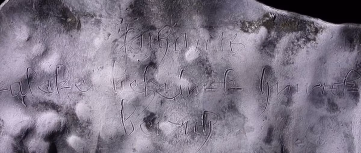 Dòng chữ này được viết bằng chữ Blackletter, còn gọi là chữ Gothic thường hoặc Textura, vốn được sử dụng khắp Tây Âu từ thế kỷ 12 cho đến thế kỷ 17. Ảnh: @Mecklenburg-Western Pomerania.