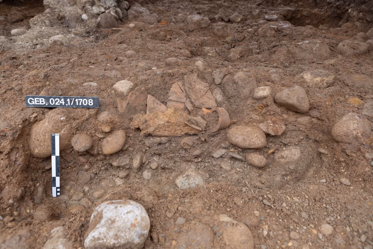 Một lớp trầm tích màu trắng xám được nhìn thấy bên trong chiếc bình amphora này. Toàn bộ vật thể đã được thu hồi nguyên khối và vận chuyển đến phòng thí nghiệm để nghiên cứu chuyên sâu. Ảnh: @Đại học Basel.