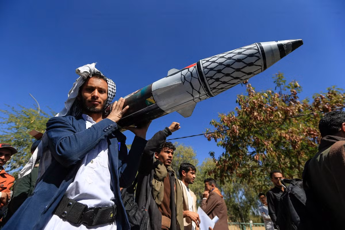 Trong nhiều trường hợp, Houthi thậm chí có xu hướng cứng rắn hơn với Israel, nhưng vẫn lựa chọn hành động thận trọng, chờ thời điểm phù hợp để tối đa hóa tác động chiến lược.