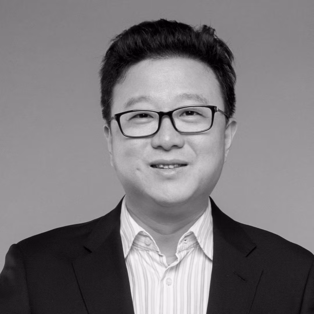 Ở độ tuổi 13, với sự tò mò từ sớm, William Ding đã có mối liên hệ chặt chẽ với đồ điện tử. Trong khi những đứa trẻ khác cùng tuổi đang bận chơi trò chơi ngoài trời, hoặc tham gia vào trò nghịch ngợm của trẻ con, thì hầu như William Ding không bận tâm đến những điều đó. Ảnh: @UHNWI Data.