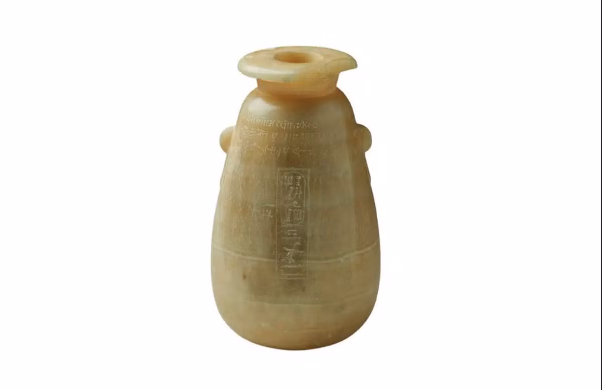 Một chiếc bình bằng thạch cao khắc chữ bằng bốn ngôn ngữ cổ đại cung cấp bằng chứng hóa học mới cho thấy, thuốc phiện đã được sử dụng ở Ai Cập thời cổ đại. Ảnh: @Đại học Yale.