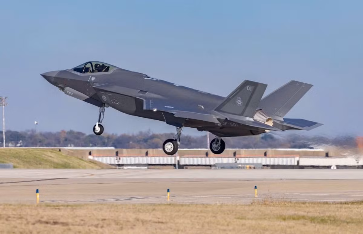 Tiêm kích tàng hình thế hệ 5 F-35A Lightning II trong một lần cất cánh. Loại máy bay này được kỳ vọng sẽ tăng đáng kể năng lực giám sát và tác chiến trên không của NATO tại khu vực Bắc Âu trong những năm tới.