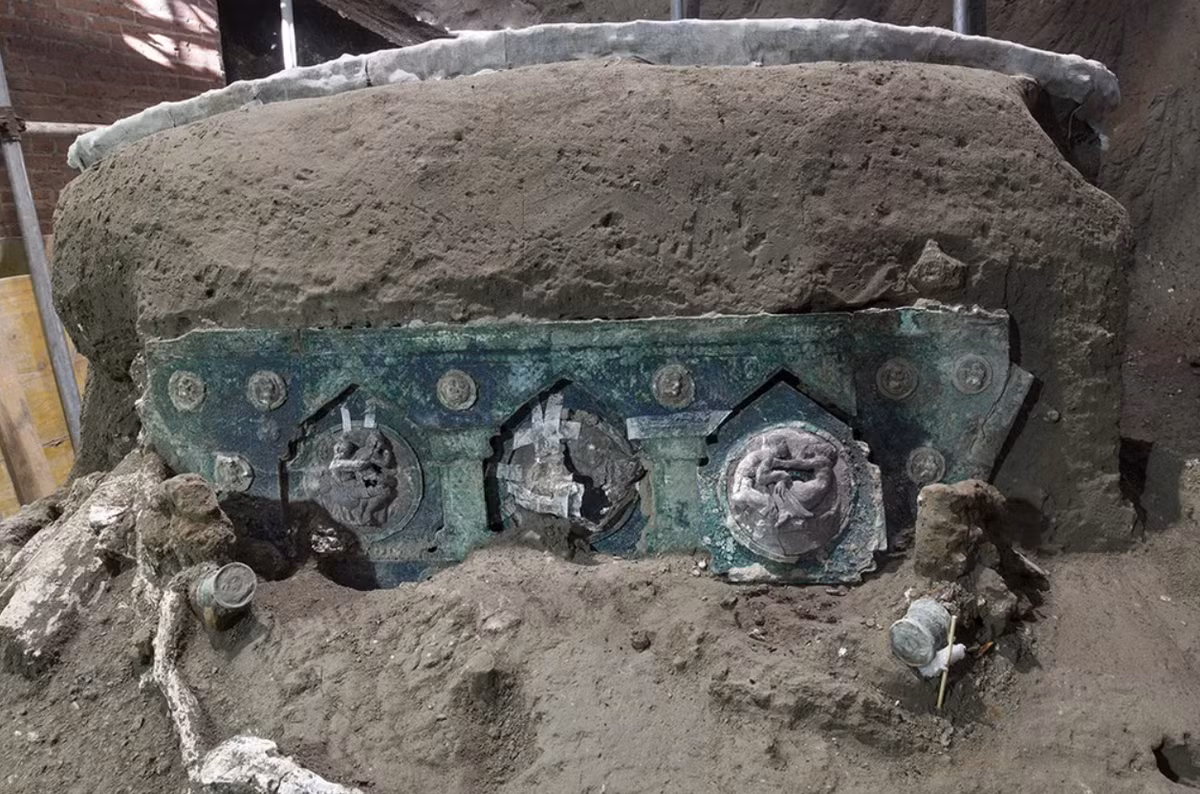 Và khi tiến hành khai quật tại thành phố Pompeii của La Mã cổ đại, các nhà khảo cổ học đến từ Công viên Khảo cổ Pompeii và Văn phòng Công tố viên Torre Annunziata đã phát hiện một di tích khảo cổ học kỳ lạ. Ảnh: @PompeiiSites.