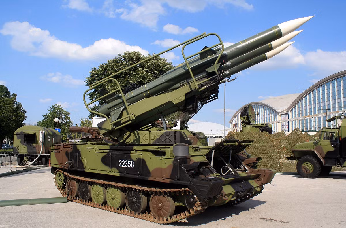 Các chuyên gia quân sự tin rằng, Barq-1 và Barq-2 là phiên bản phái sinh của hệ thống 2K12 Kub và 9K37 Buk thời Liên Xô, với tầm bắn từ 30 đến 70 km và độ cao lên đến 20 km, đủ để đe dọa máy bay bay thấp. Tên lửa Saqr [hay 358], một vũ khí đất đối không với hệ thống dẫn đường hồng ngoại đã được triển khai, nó đặt ra một thách thức mới trước các biện pháp đối phó thông thường của đối phương. Ảnh: @Wikipedia.