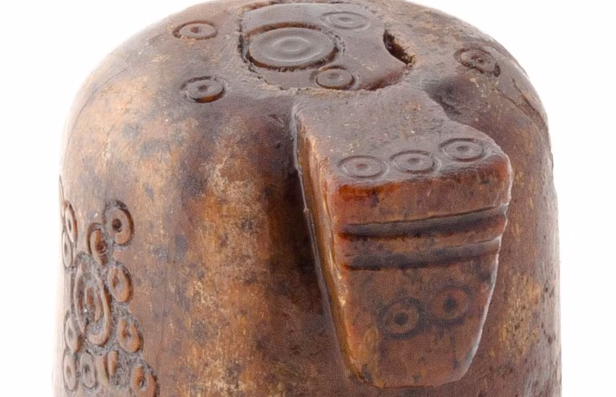 Có một cái nêm nhô ra từ phía trước trên cùng của quân cờ, và phần còn lại của thân quân cờ được trang trí khắp nơi bằng các vòng tròn có chấm bên trong. Ảnh: @Viện Nghiên cứu Di sản Văn hóa Na Uy.