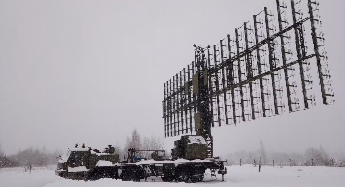Song giá trị lớn hơn nằm ở hai radar 1L119 Nebo-SVU, “đôi mắt tầm xa” của phòng không Nga. Hoạt động ở băng tần VHF, radar này có thể phát hiện cả mục tiêu tàng hình, đóng vai trò cảnh báo sớm và dẫn bắn cho các hệ thống tên lửa. Mỗi tổ hợp Nebo là tài sản hiếm, trị giá hàng chục triệu USD và cần kíp kỹ thuật viên dày dạn kinh nghiệm để vận hành.