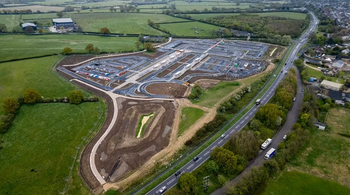 Trong quá trình khai quật tại địa điểm công viên A40 Science Transit ở Eynsham, Balfour Beatty, Oxfordshire, nước Anh, các nhà khảo cổ học đến từ Viện khảo cổ học Cotswold đã phát hiện ra một vật thể lạ trong một ngôi mộ thời kỳ đồ đồng chứa đầy vết tích than củi. Ảnh: @ Oxford Clarion.