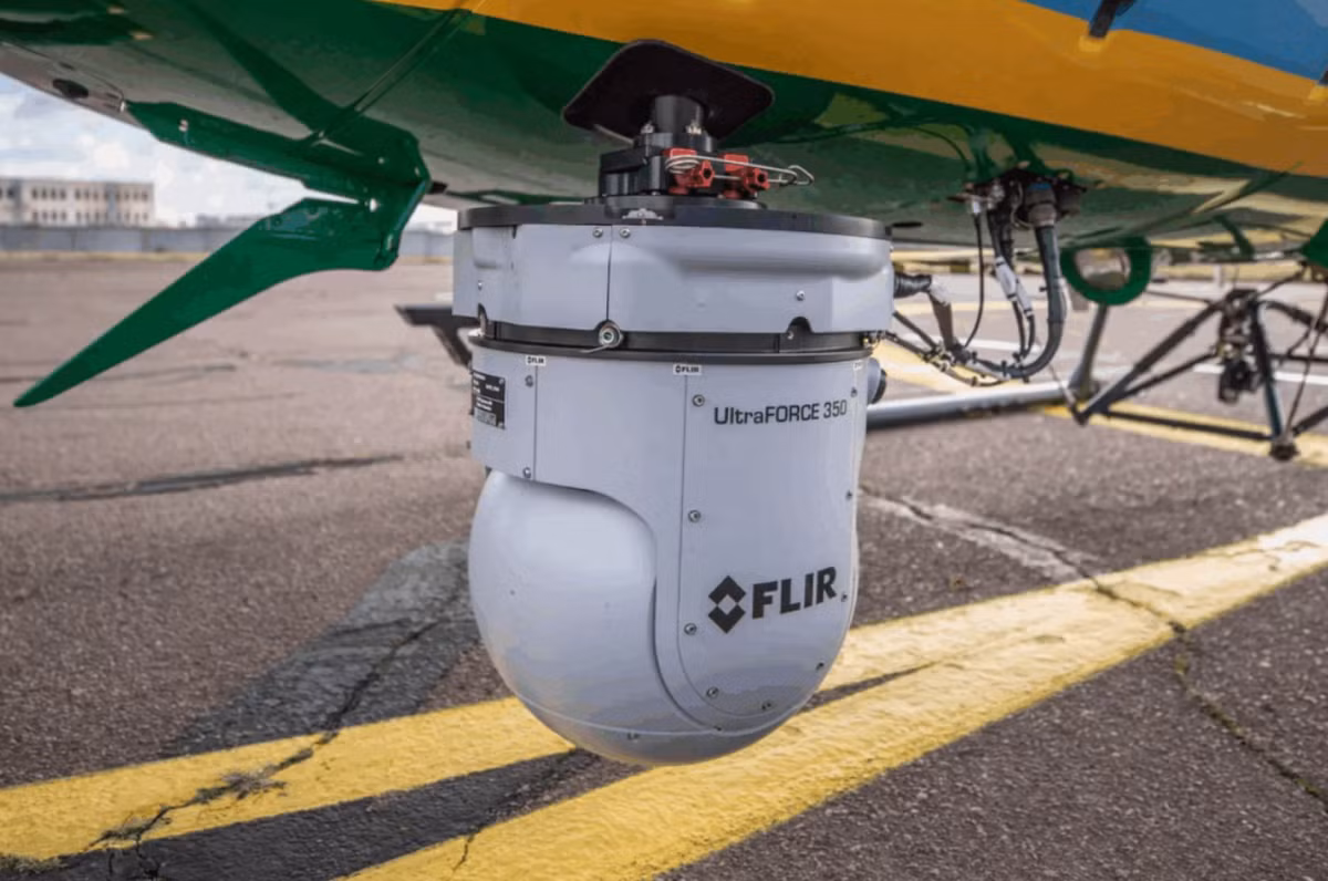 Trên các chiếc trực thăng Airbus H125 và H225 được trang bị thêm hệ thống đa cảm biến Teledyne FLIR UltraFORCE 350, cho phép phi hành đoàn phát hiện và theo dõi máy bay không người lái thù địch ngay cả trong bóng tối. Ảnh: @ The Statesman.