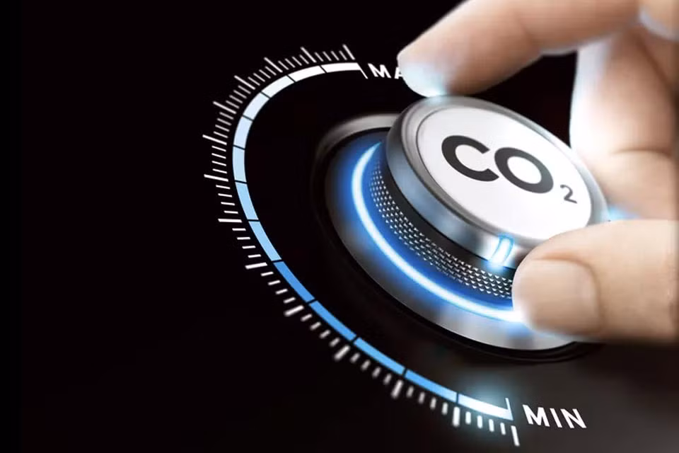 Nhu cầu về công nghệ thu giữ carbon đang tăng nhanh chóng. Theo BloombergNEF, thị trường thu giữ và loại bỏ carbon toàn cầu có thể đạt 100 tỷ đô la vào năm 2030. Sự tăng trưởng này xuất phát từ các quy định nghiêm ngặt hơn về khí hậu, mục tiêu phát thải ròng bằng 0, và xu hướng đầu tư ngày càng tăng vào công nghệ sạch. Ảnh: @ Keele University.