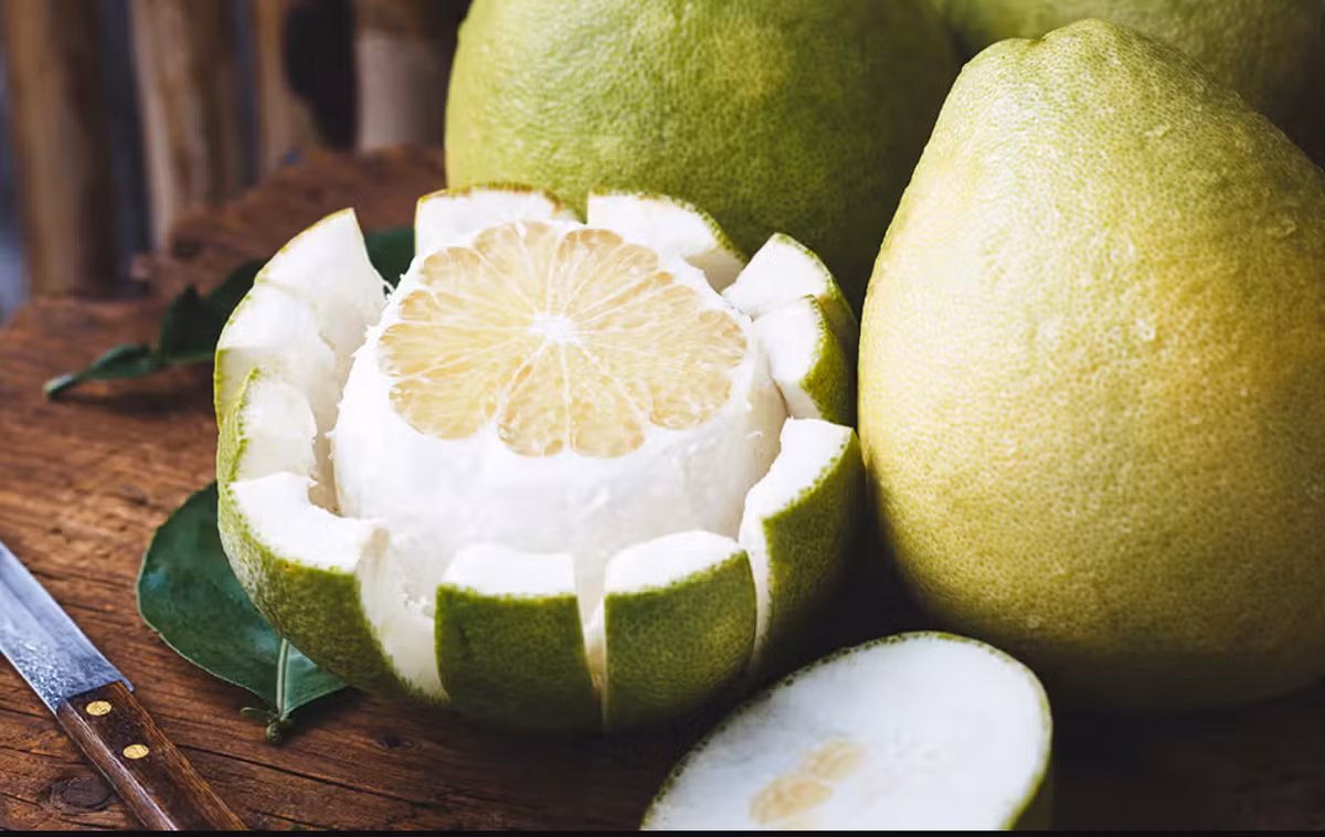 Được biết, bưởi là một loại trái cây họ cam quýt lớn được trồng rộng rãi ở Đông Nam Á và Đông Á, nó có lớp vỏ dày đáng kể và phần này thường hay bị vứt bỏ. Ảnh: @ Healthline.