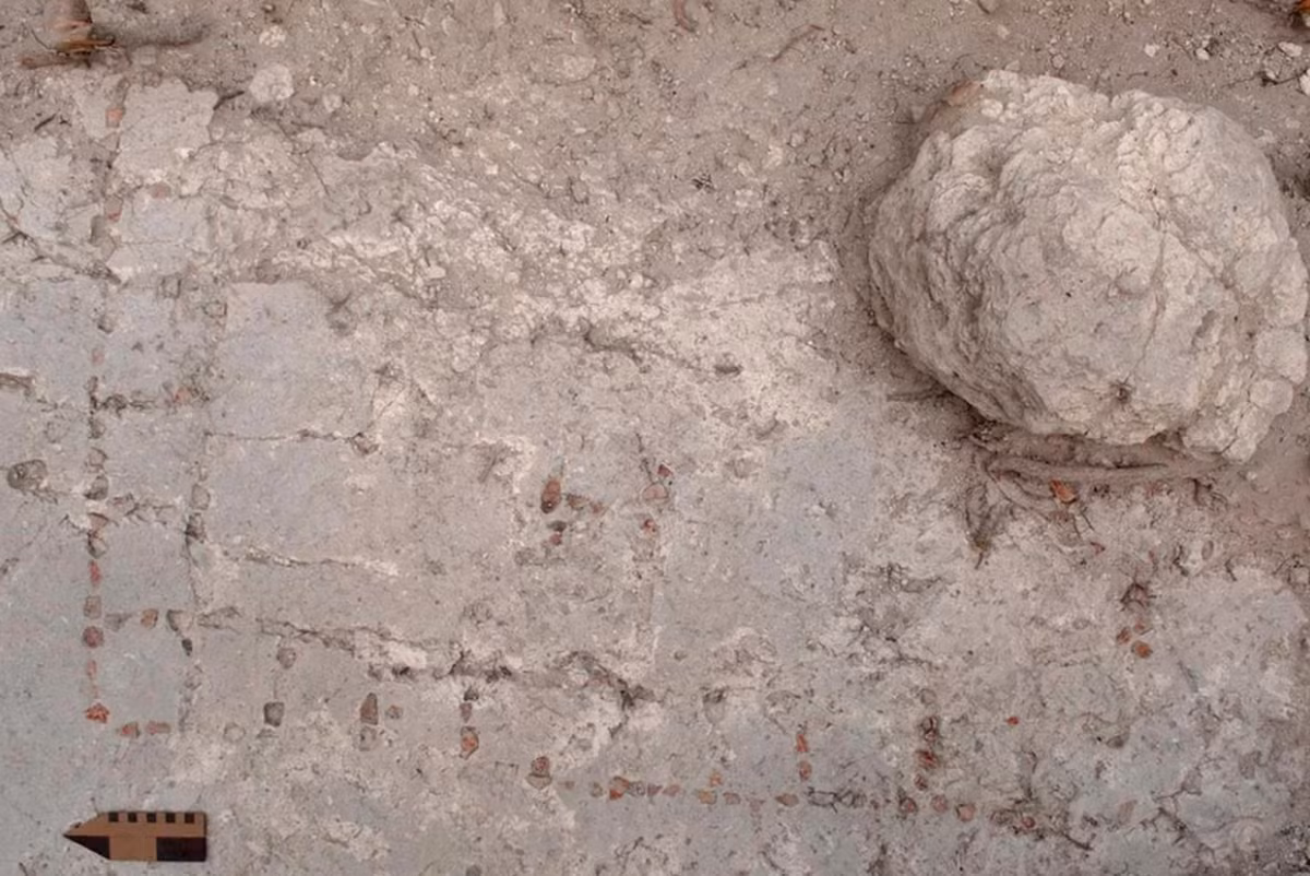 Đó là một hiện vật độc nhất vô nhị được tạo ra bằng cách khảm hàng trăm mảnh gốm đỏ vào vữa tươi tạo thành bố cục như một bức tranh khảm. Ảnh: @Trung tâm Nghiên cứu Khoa học Quốc gia Pháp.