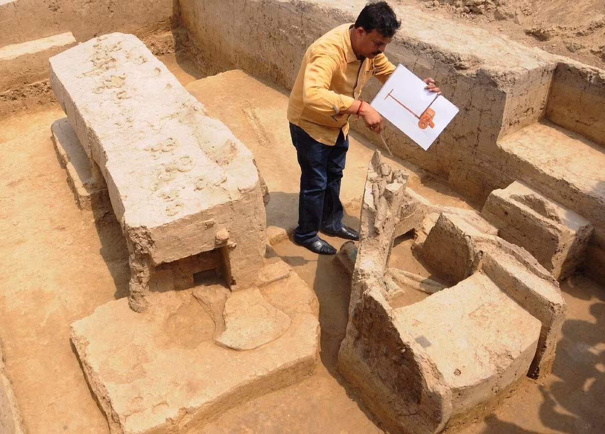 Các kỹ thuật thăm dò, phân tích khảo cổ học chuyên sâu cho thấy, ba cỗ xe ngựa này có niên đại từ Thời Đại Đồ Đồng (khoảng năm 2.000-1.800 Trước Công Nguyên). Ảnh: @Viện Khảo Cổ Học Delhi.