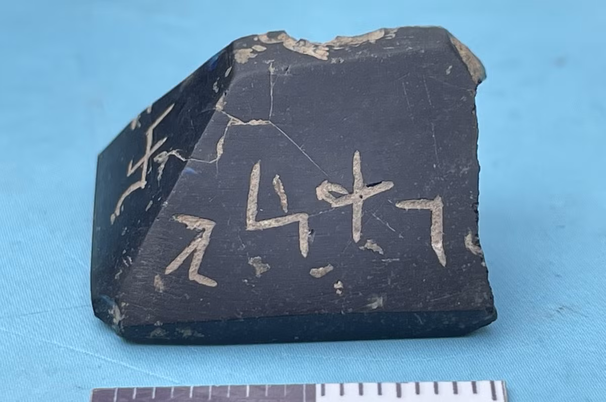 Đó là tấm bùa hộ mệnh bằng đá obsidian có nguồn gốc Ai Cập duy nhất được tìm thấy tại khu tàn tích cổ xưa này. Ước tính tấm bùa hộ mệnh có niên đại thuộc thế kỷ thứ 2 Sau Công Nguyên. Ảnh: @Bảo tàng Amasra.