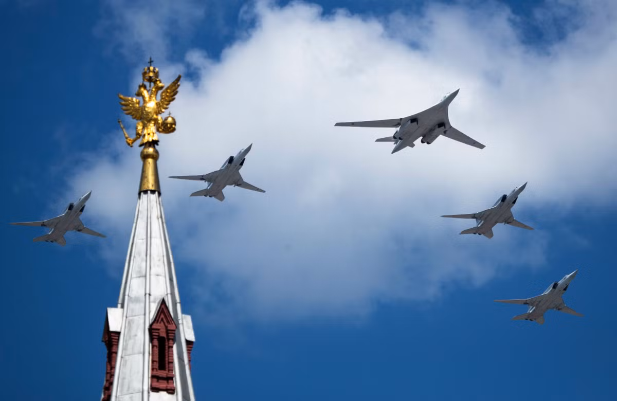 Đối với Mỹ, sự hiện diện của Tu-160 gần Alaska như vậy là một sự khiêu khích đòi hỏi phải có phản ứng thận trọng. Alaska, với các căn cứ quân sự như Elmendorf-Richardson và Eielson, là một thành phần quan trọng trong kiến ​​trúc phòng thủ của Mỹ ở Bắc Cực. Các căn cứ này đã có máy bay chiến đấu F-22 và F-35, cũng như các hệ thống cảnh báo sớm theo dõi hoạt động của Nga trên khắp Eo biển Bering. Sự xuất hiện của Tu-160 tại Anadyr có thể thúc đẩy Washington tăng cường tuần tra trong khu vực, tăng tần suất các cuộc tập trận trên không và trên biển. Điều này có thể bao gồm triển khai thêm lực lượng đến Alaska, hoặc thậm chí kích hoạt các hoạt động tập trận chung với Canada, quốc gia cũng có lợi ích ở Bắc Cực. Tuy nhiên, những hành động như vậy có nguy cơ làm gia tăng căng thẳng, gây thêm bất ổn cho khu vực này. Ảnh: @Air Force Technology.