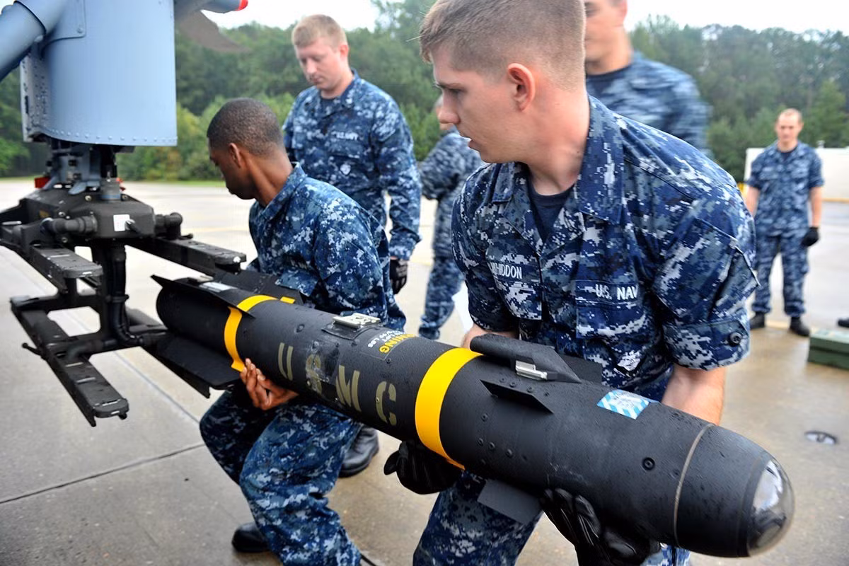 Tuy nhiên, về mặt kỹ thuật, Hellfire không được tối ưu cho không chiến. Nó thiếu cảm biến radar hay hồng ngoại, phụ thuộc hoàn toàn vào dẫn đường laser. Điều đó đồng nghĩa mục tiêu phải bay chậm, theo quỹ đạo ổn định thì quả đạn mới có thể đánh trúng. Vì vậy, nhiều khả năng vật thể trong video là UAV kamikaze hoặc tên lửa hành trình cận âm của Houthi.