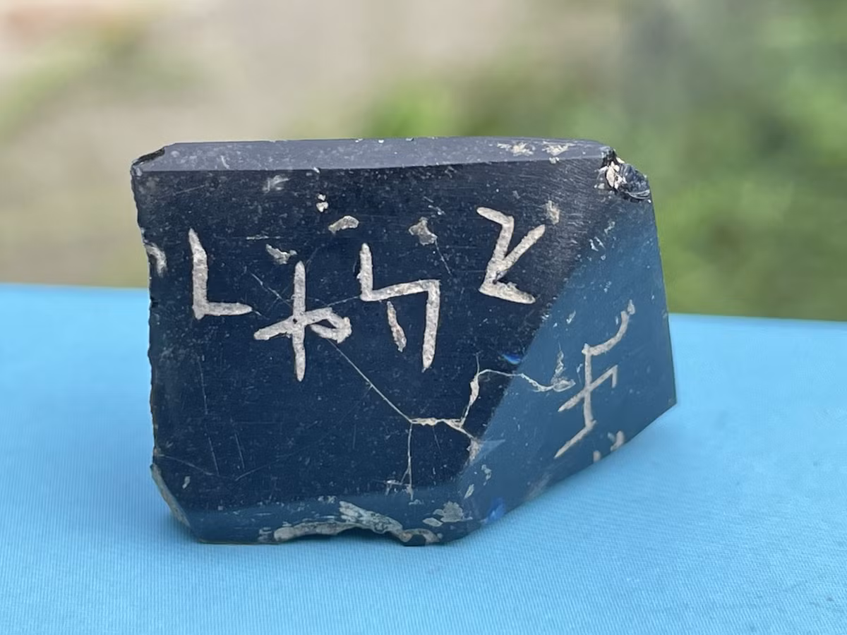 Sự hiện diện của hình ảnh vị thần Bes và các dòng chữ demotic cổ xưa giúp xác định vật thể này là bùa hộ mệnh để bảo vệ chủ sở hữu khỏi mọi loại bệnh tật, nạn tai. Ảnh: @Bảo tàng Amasra.