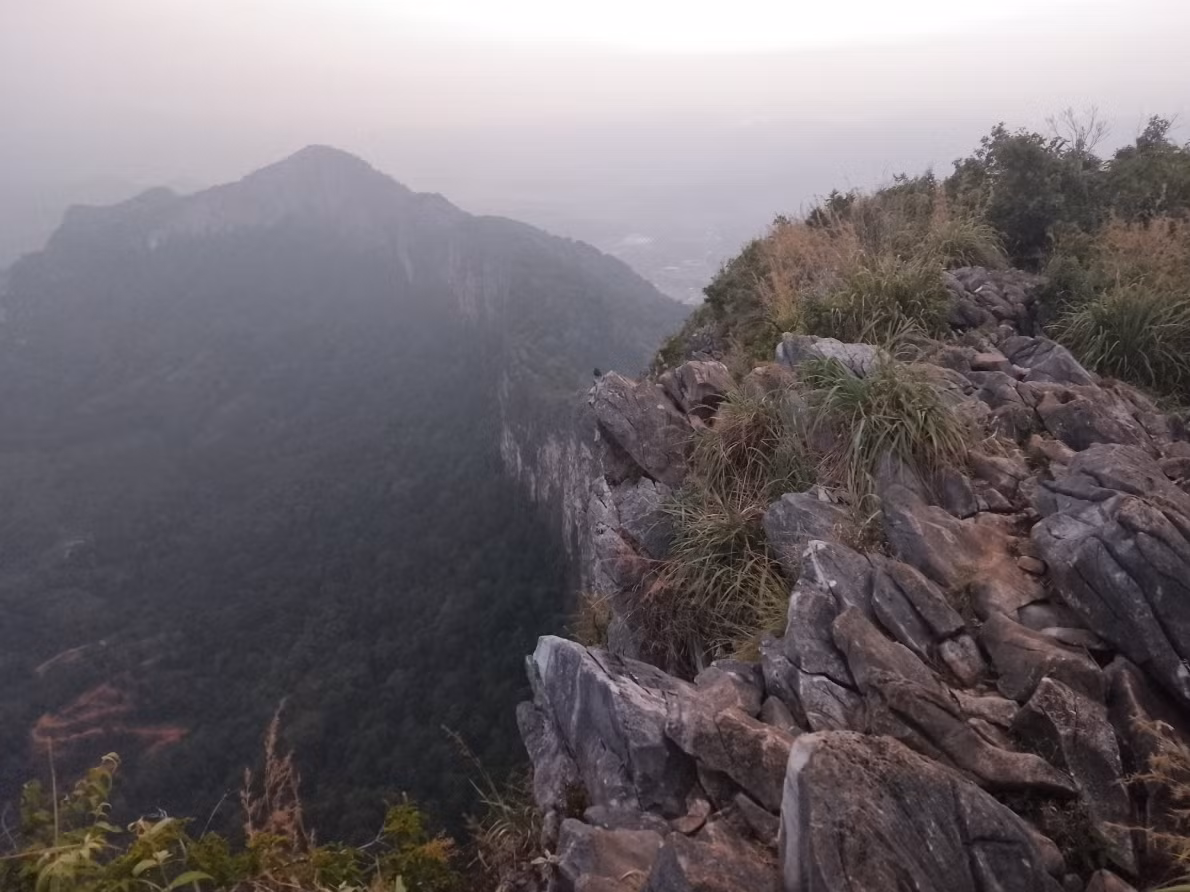 Theo báo chí Malaysia đưa tin, tại hang động ở Gunung Pulai, tỉnh Kedah, miền bắc Malaysia, các chuyên gia khảo cổ đến từ trường Đại học Quốc gia Malaysia bất ngờ tìm thấy nhiều hiện vật cổ xưa độc lạ. Ảnh: @Đại học Quốc gia Malaysia.