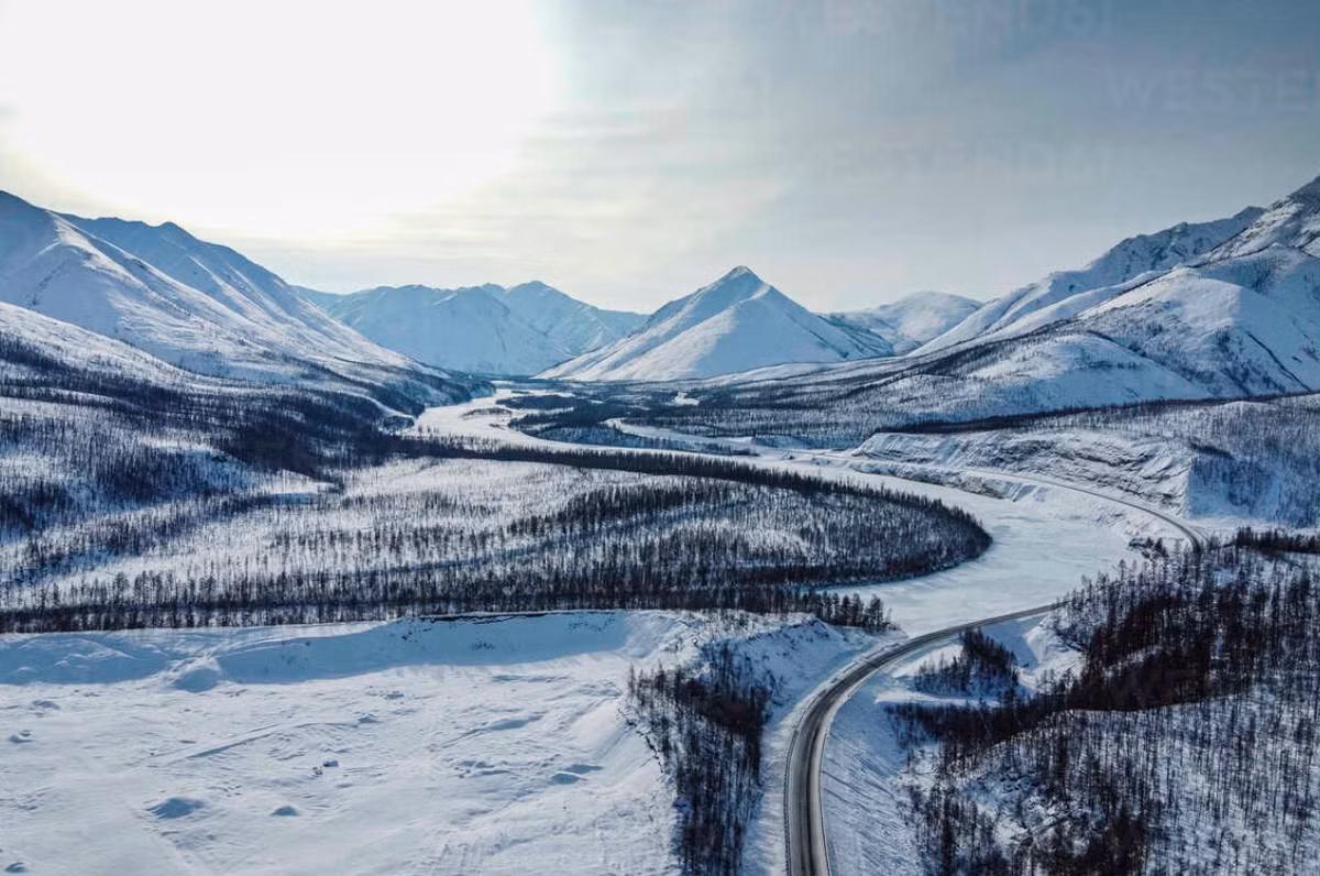 Nằm giữa Bắc Băng Dương và vùng cực đông Bắc Cực, Yakutia của Nga là một vùng đất có diện tích cỡ bằng bang Texas với nhiều đầm lầy và rừng rậm, trong đó khoảng 95% diện tích đã bị bao phủ bởi lớp đất đóng băng vĩnh cửu. Ảnh: @Westend 61.