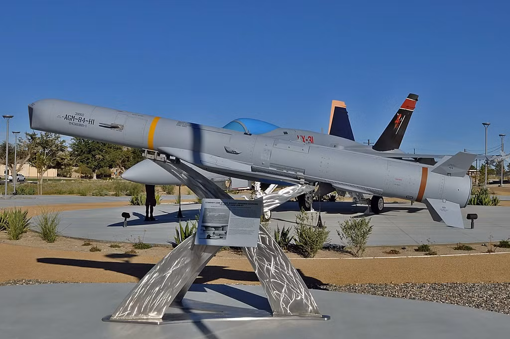Tên lửa hành trình AGM-84H SLAM-ER của Mỹ được trưng bày tại khu triển lãm ngoài trời, phía sau là máy bay chiến đấu trưng bày.