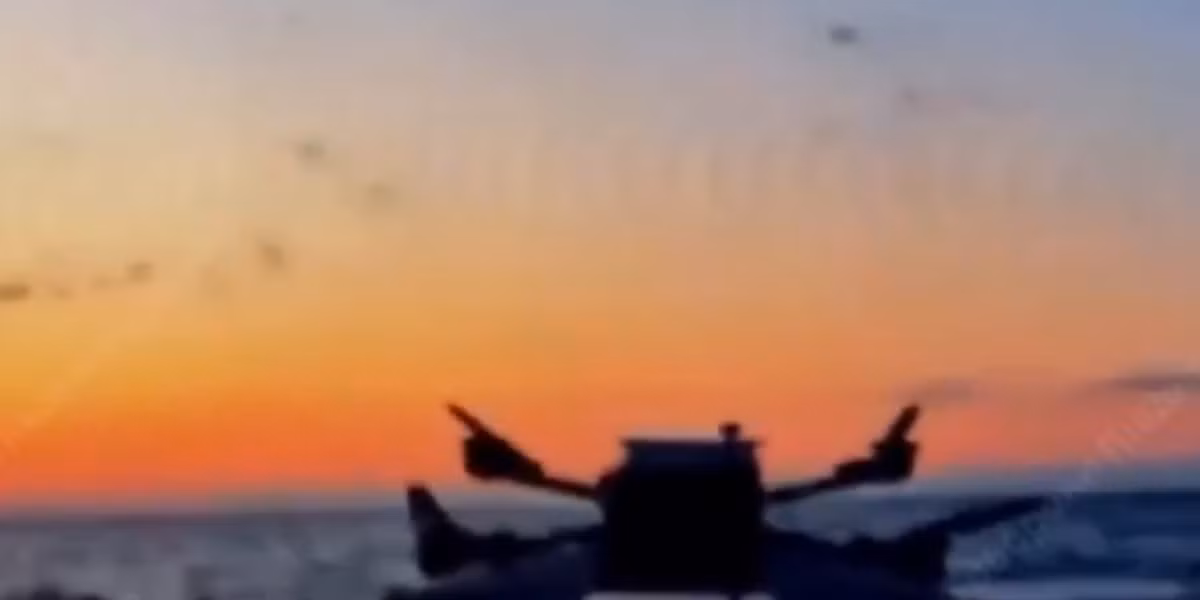 Đoạn video dài 67 giây do Bộ Quốc phòng Ukraine đăng tải cho thấy, UAV ném bom được phóng đi từ mũi tàu nổi không người lái (USV), và sau đó thả một số loại đạn dược vào radar Nebo-M của Nga. Ảnh: @Bộ Quốc phòng Ukraine.