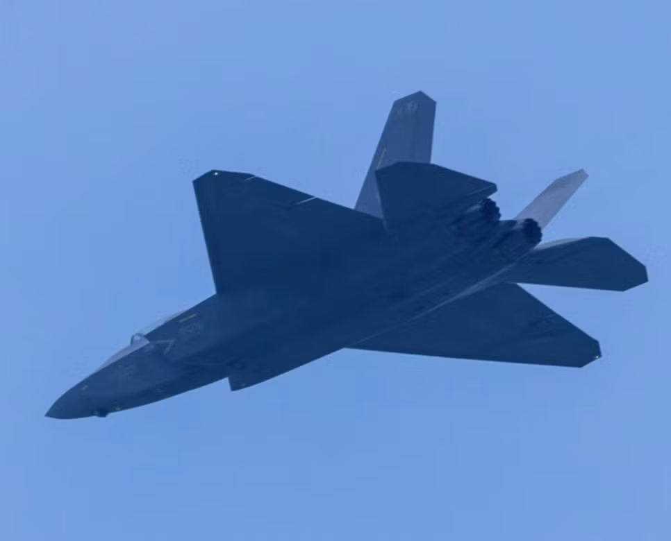 J-35 cũng được kỳ vọng sẽ có hệ thống nhắm mục tiêu quang điện tử để xác định mục tiêu trên không và trên mặt đất, có khả năng tương tự như của EOTS trên F-35. Ảnh: @Clay_PLAPAP.