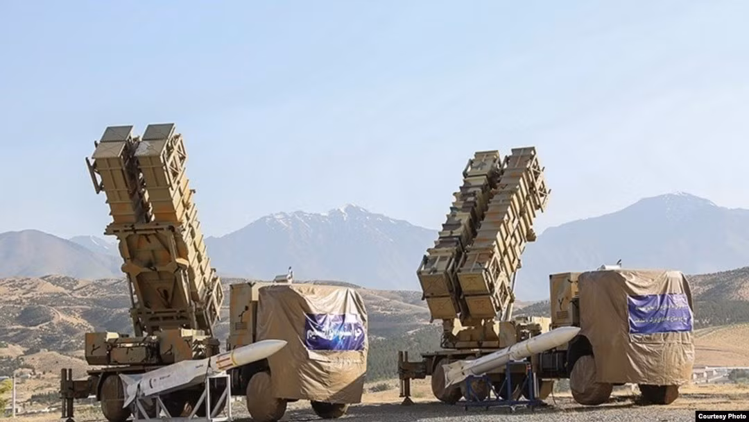 Iran trong nhiều năm qua đã đầu tư mạnh vào hệ thống phòng không nhiều tầng, bao gồm các tổ hợp tên lửa tầm trung và tầm xa cùng với radar hiện đại.