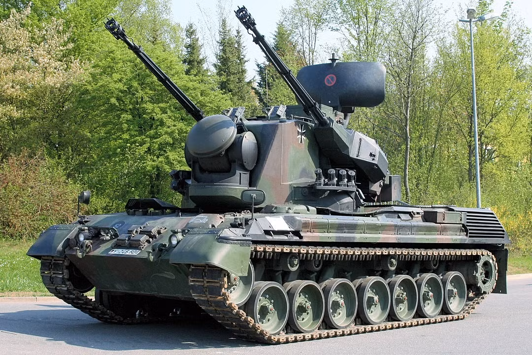 Trước đây, Gepard trang bị pháo đôi 35mm và radar dẫn bắn, đóng vai trò xương sống của phòng không tầm ngắn Đức. Dù đã “nghỉ hưu”, nhưng Gepard vẫn đang chứng tỏ hiệu quả tại Ukraine khi bắn hạ UAV Shahed/Geran và tên lửa hành trình bay thấp. Tuy nhiên, nguồn đạn 35mm khan hiếm khiến khả năng duy trì tác chiến lâu dài bị hạn chế.