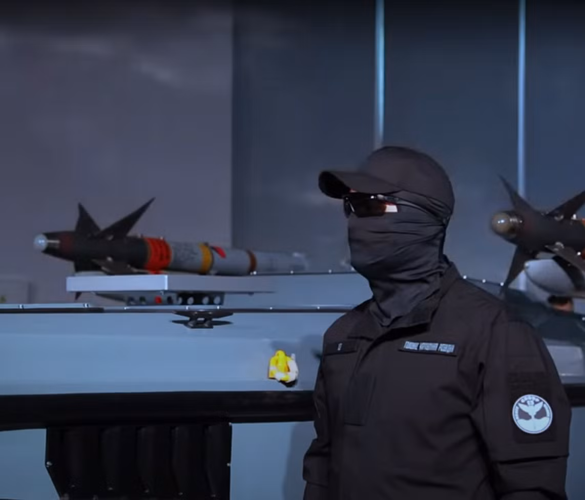 Thế nên, tên lửa AIM-9M Sidewinder trên tàu Magura-7 có vẻ như phải được hướng vật lý tương đối chính xác theo hướng mục tiêu trước khi phóng. Theo một số chuyên gia, việc định vị các thông số để đánh chặn thành công từ nền tảng này có thể rất khó khăn, đặc biệt là khi có thêm yếu tố là tàu không người lái còn bị nảy lên xuống, khi di chuyển trên mặt sóng. Ảnh: @GUR.