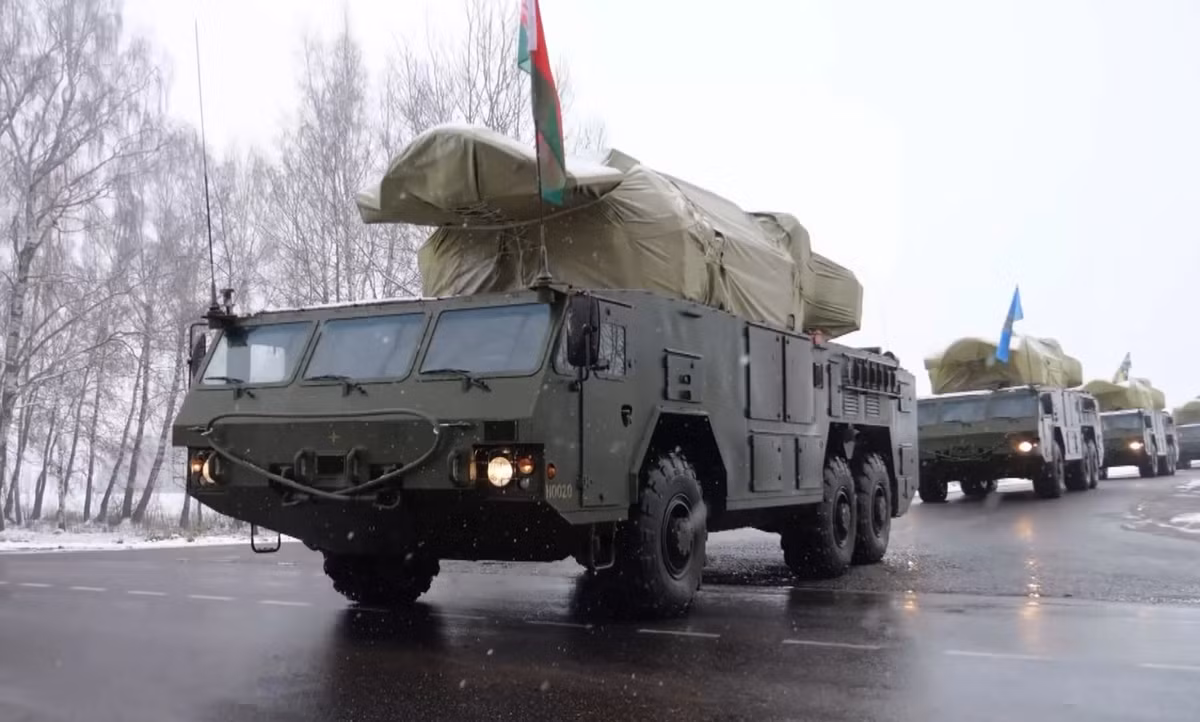 Tuy nhiên, theo xác nhận từ Bộ Quốc phòng Belarus, số lượng của chúng đã tăng lên đáng kể với sự xuất hiện của các hệ thống tên lửa đất đối không Tor-M2 mới do phía Nga cung cấp. Ảnh: @ Military Review.