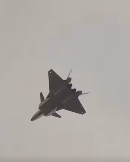 Trong số những thay đổi đã biết khác là thiết kế lại vòm radar, tăng thể tích khoang thân máy bay bên trong - có thể cho thấy dung tích nhiên liệu lớn hơn hoặc không gian cho các hệ thống điện tử hàng không mới, buồng lái được đặt cao hơn, tất cả đều đã được quan sát thấy trong các hình ảnh trước đó. Ảnh: @RupprechtDeino.